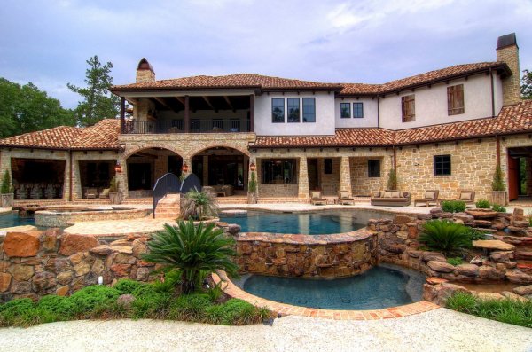 Távolabbról is szemügyre vehetjük a lenyűgöző rusztikus otthont