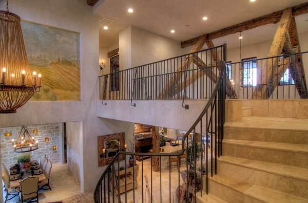 A lépcsőn felfelé haladva lenyűgöző látványban részesülünk