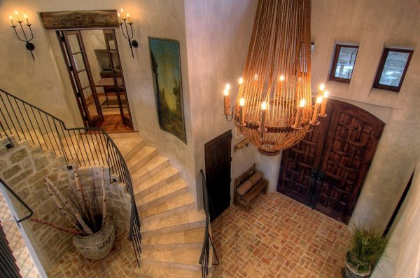 Hatalmas belmagasságú és légterű előtér