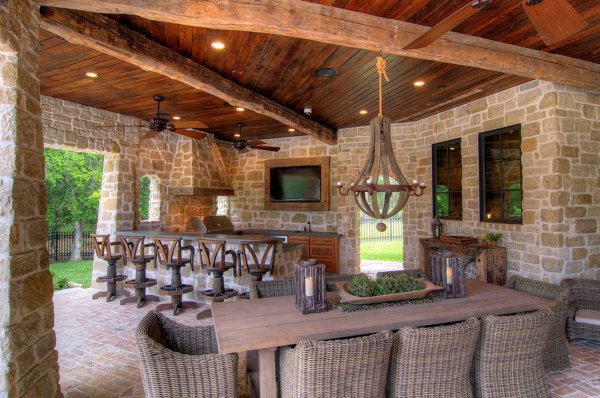 Fedett terasz mesés kültéri étkezési lehetőségei