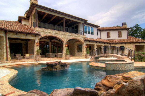 Természetesen medence is tartozik a lenyűgöző otthonhoz