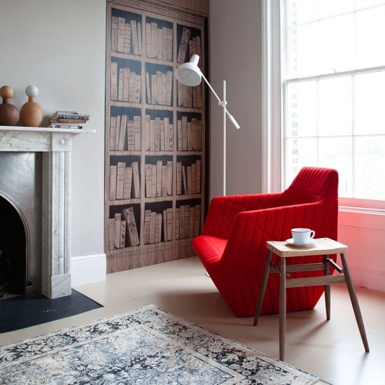 Oldalfalon egy sávban használták a könyvtármintás tapétát