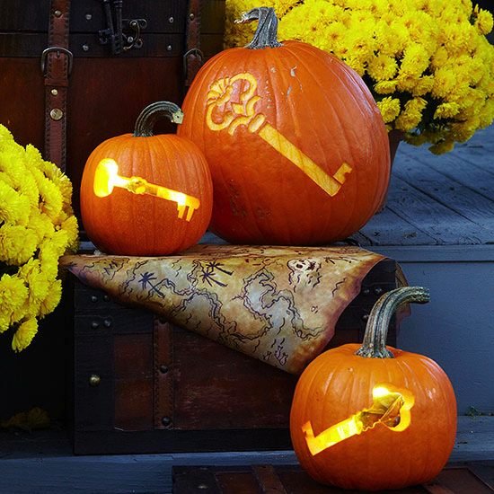 Kulcsos sablonnal készített tökfaragás