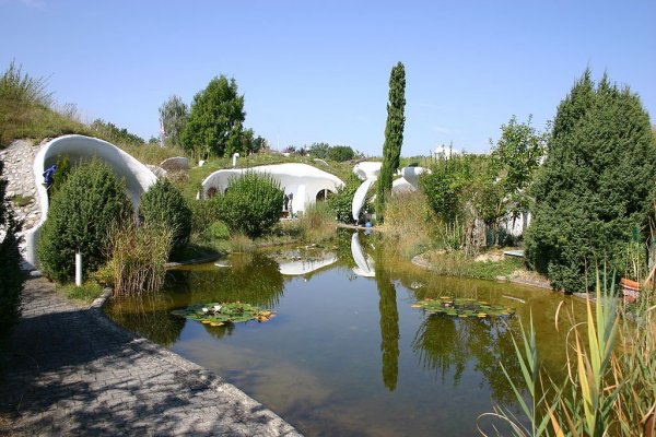 1024px-Earth_house_estate