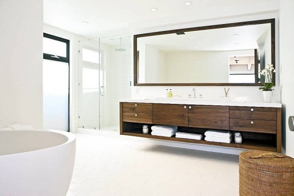 gleaming-white-bathroom
