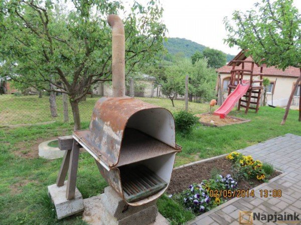 A-két-elvágott-kádat-egymásra-helyezték.-Felsőn-a-kéményt-kivezették-e1405146196414