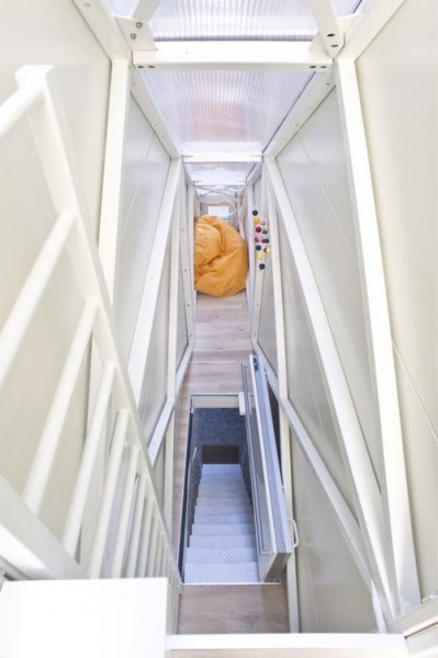 take-a-peak-inside-the-worlds-narrowest-home-4